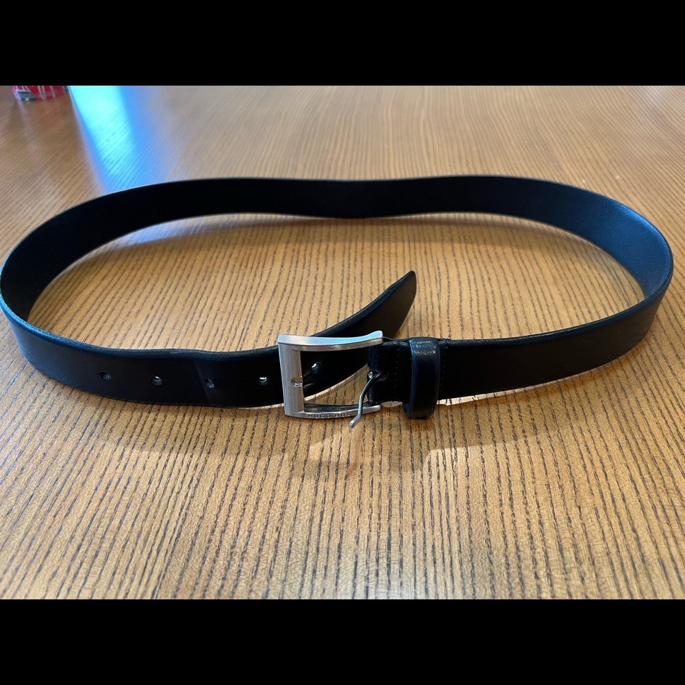 Hugo Boss men’s black leather belt. Size 85/32. Looks brand new!